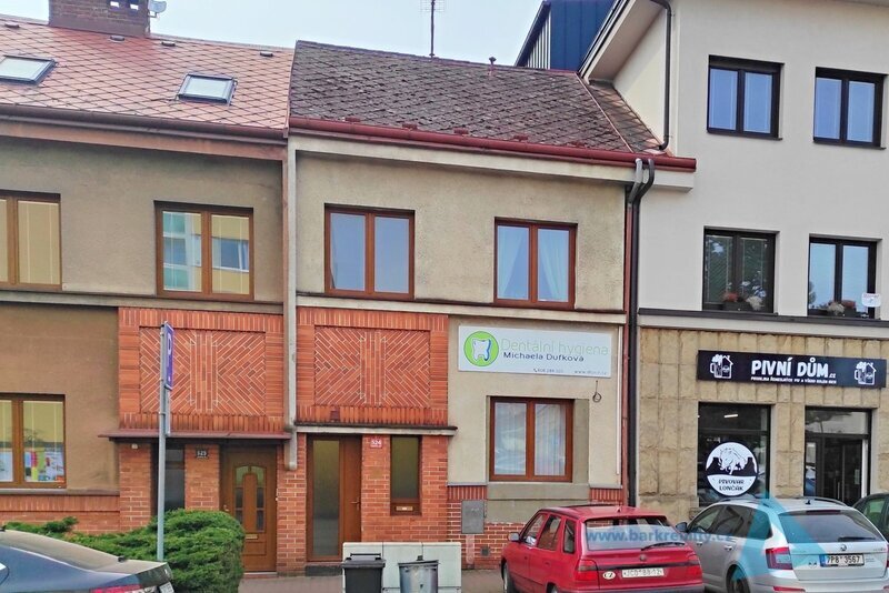 Prodej bytového domu s dentální ordinací v centru obce Jičín
