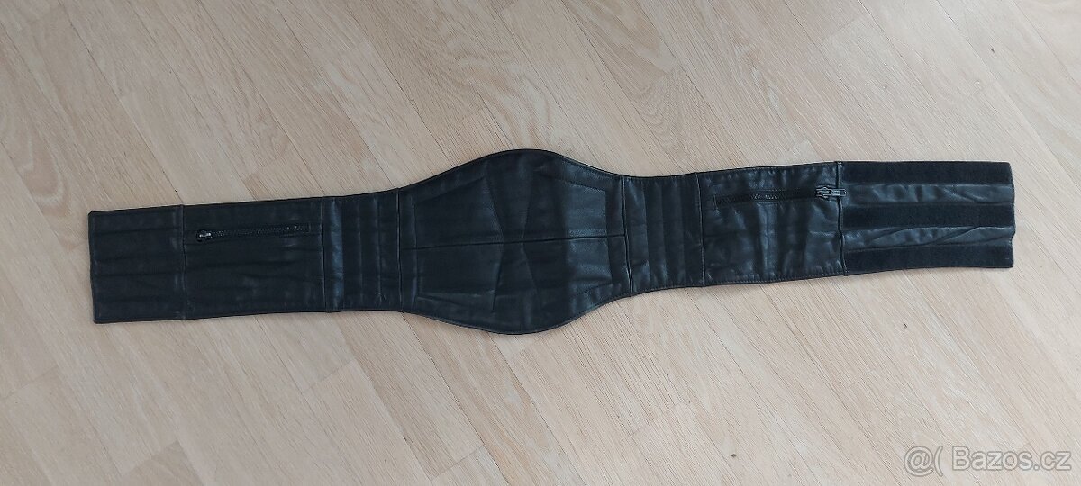 kožený ledvinový pás na motorku