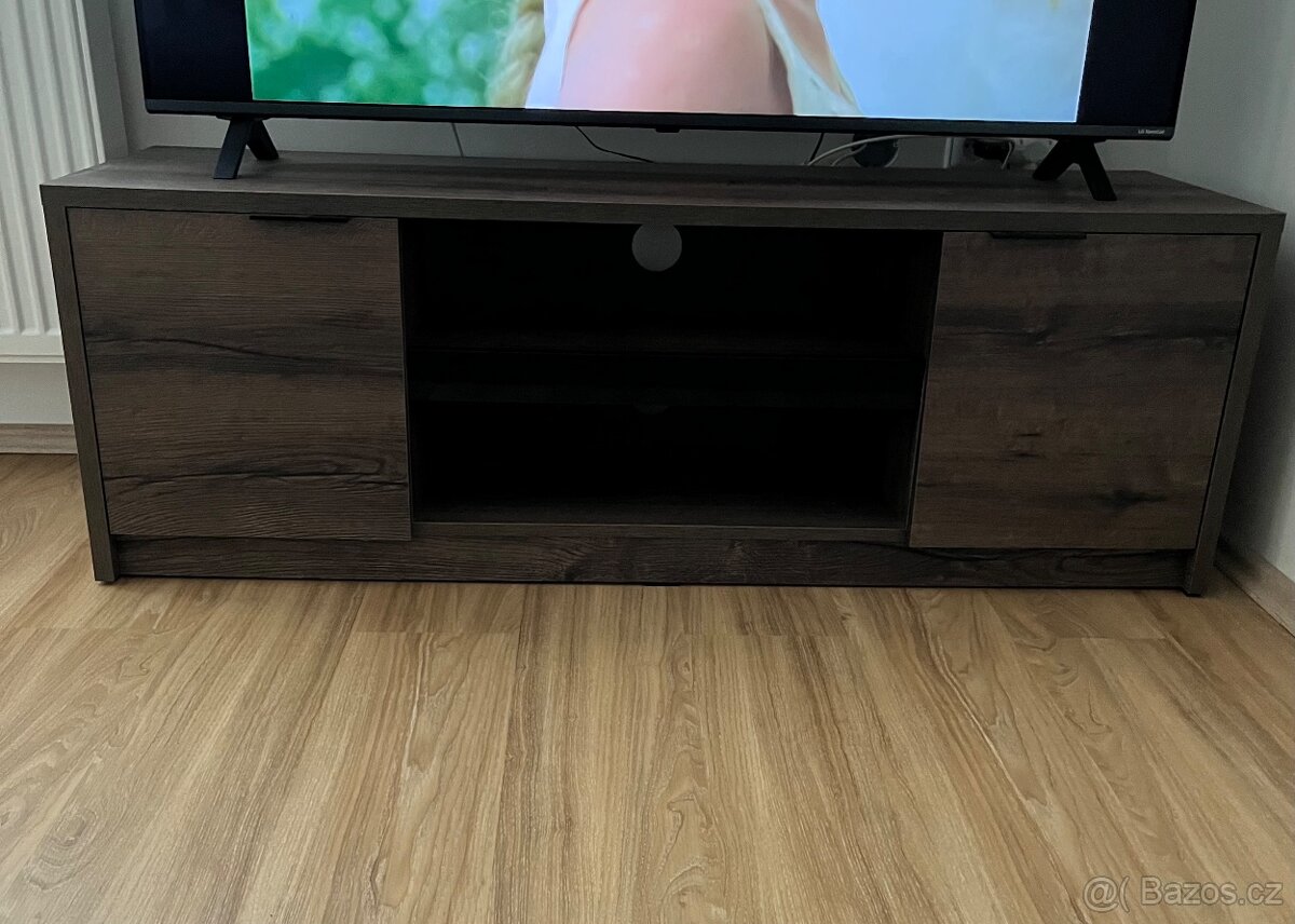 Skříňka pod TV a police nad TV