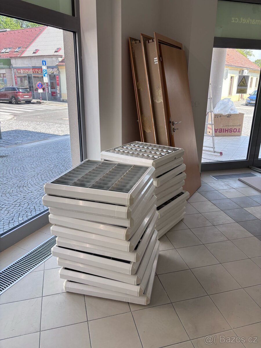 Světla 20ks vč. zářivek (tubusů)