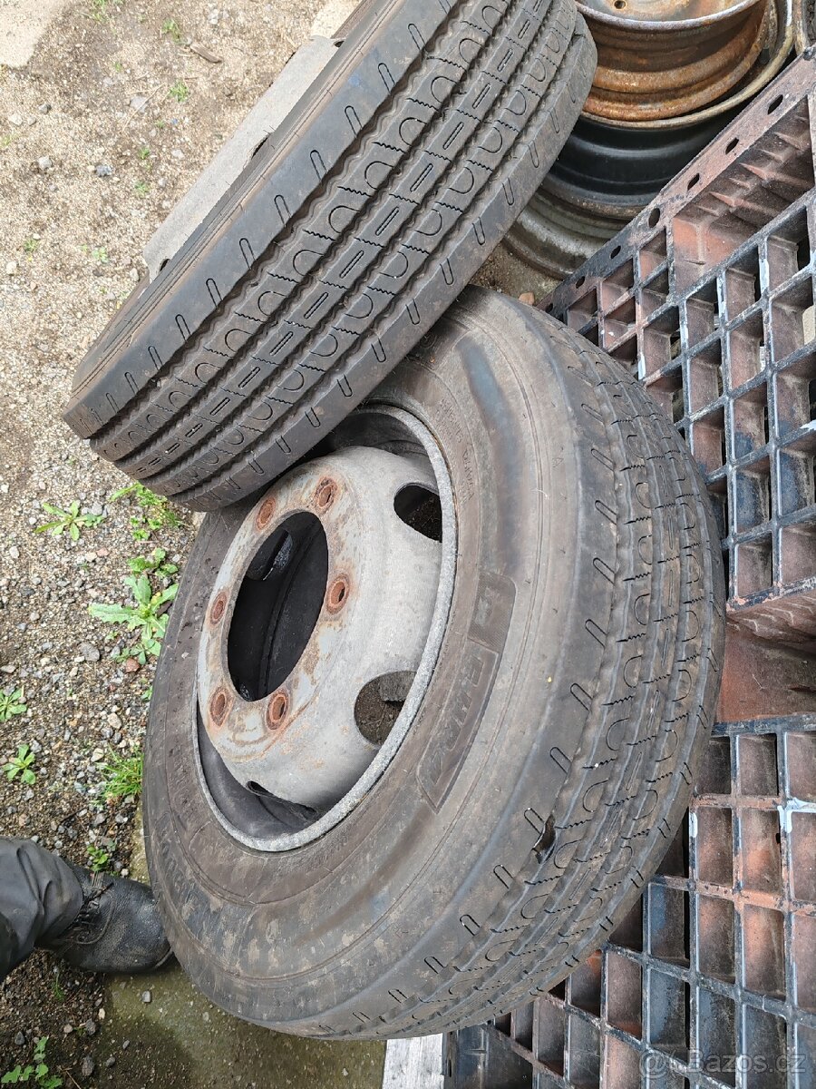 Přední pneu 215/75 R17.5 man