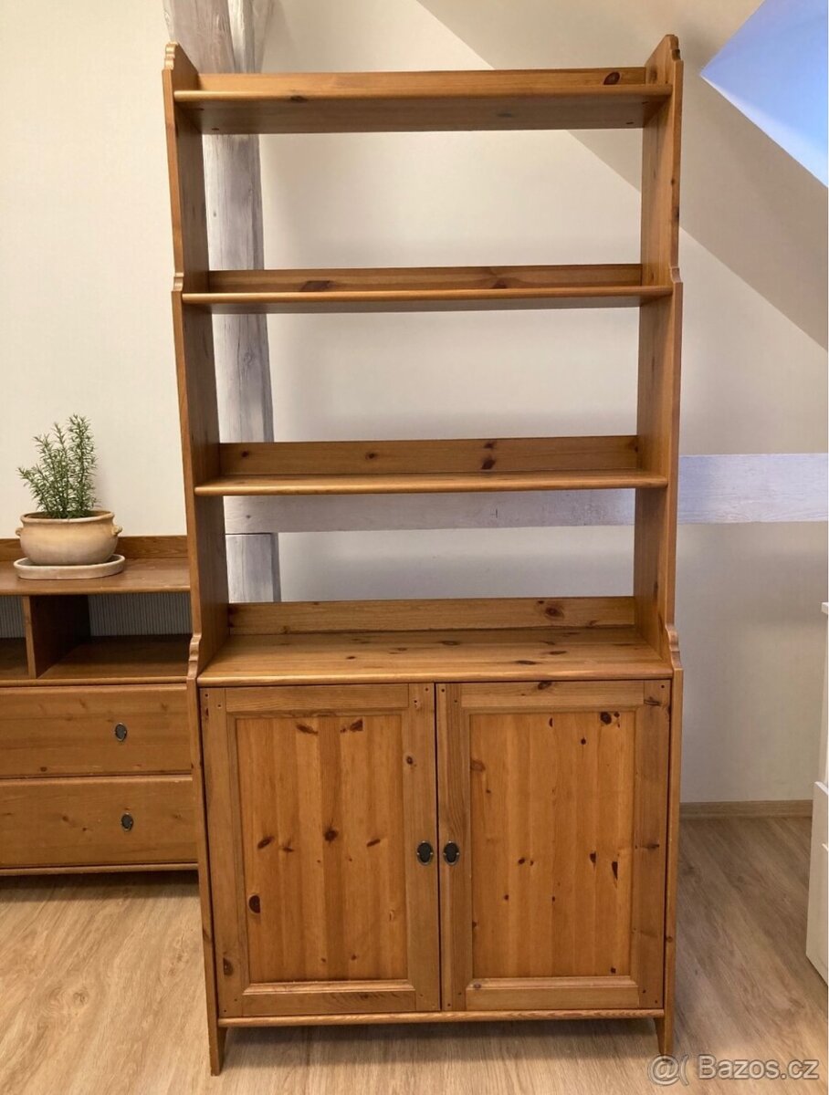 Knihovna Ikea Leksvik s dvířky