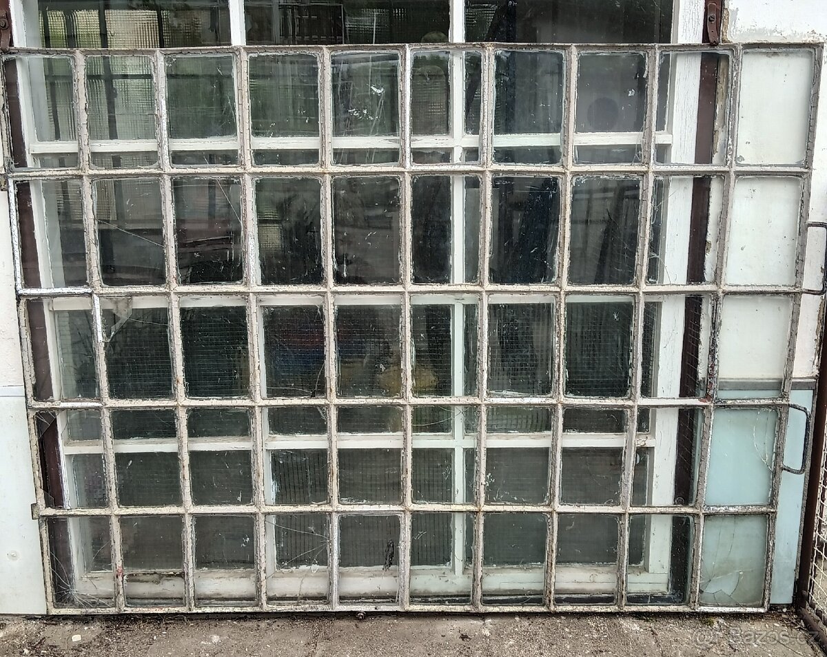 Industriální okno staré.