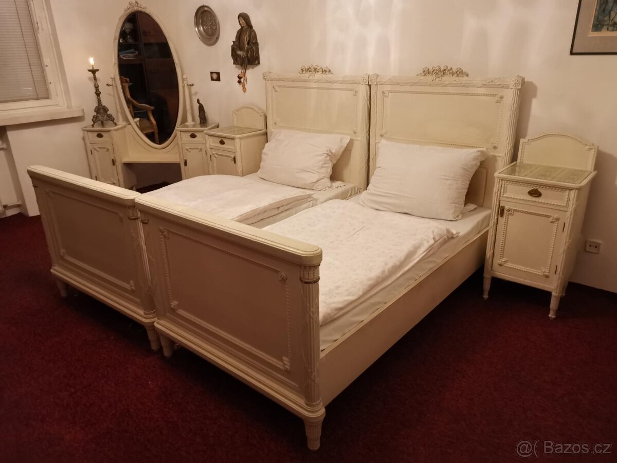 Soubor starožitného nábytku z konce 19. stol.