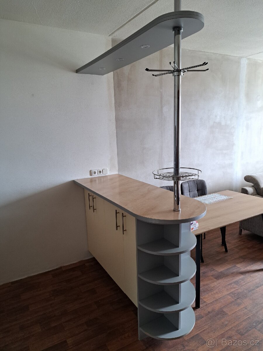 Barový pult s úložným prostorem a osvětlením