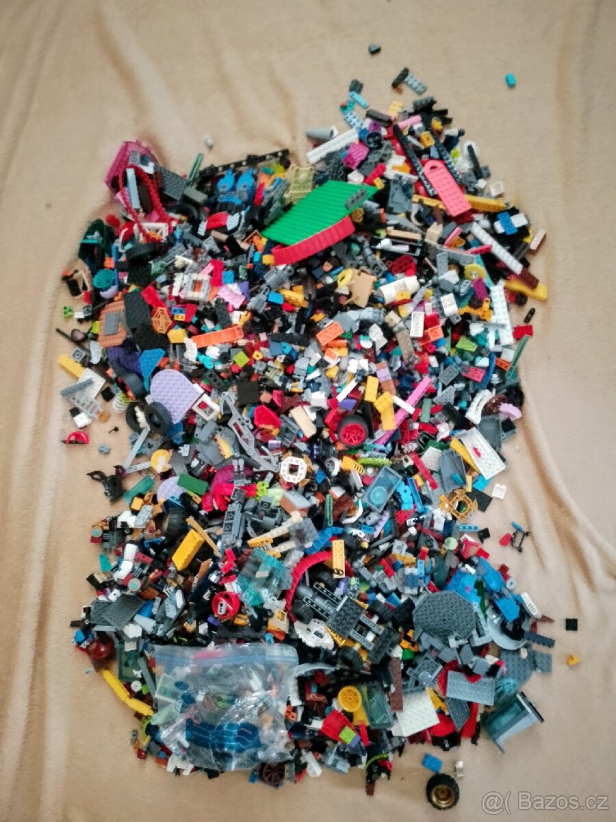 Originální LEGO mix 9 kg + součástí 3 x Marvel stavebnice