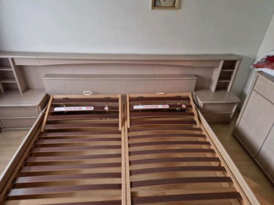 postel dvoulůžko, rošty, matrace, dekor dub světlý
