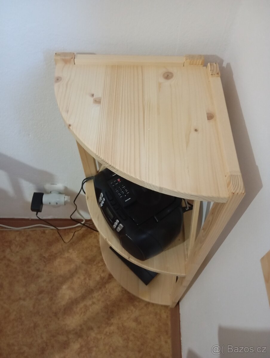 Rohový dřevěný regál