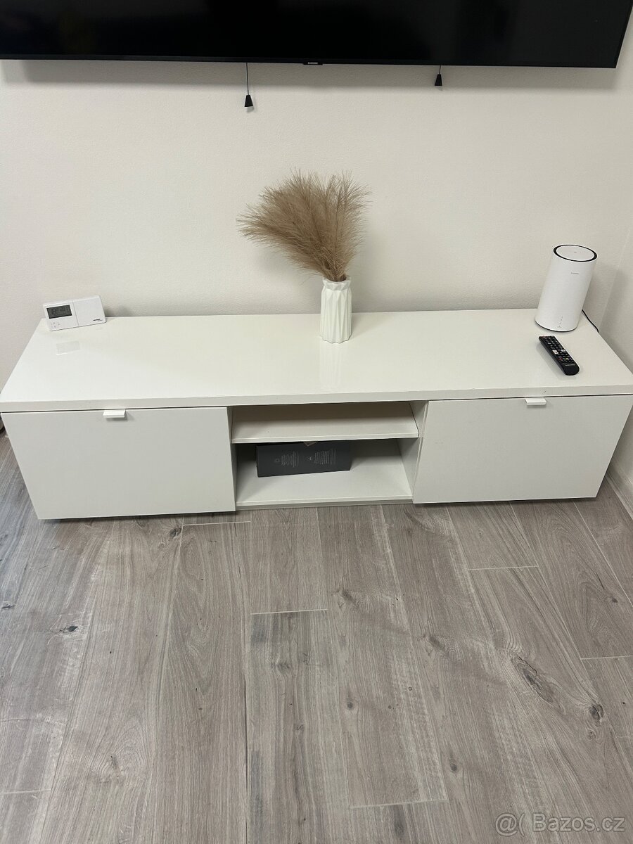 Stolek pod TV
