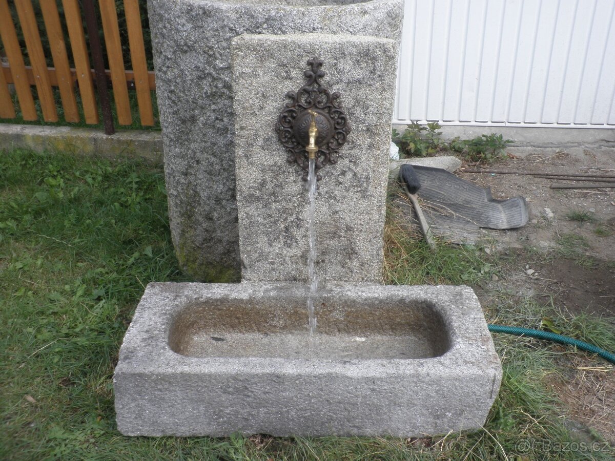 stará kamenná kašna s tekoucí vodou koryto kaménka