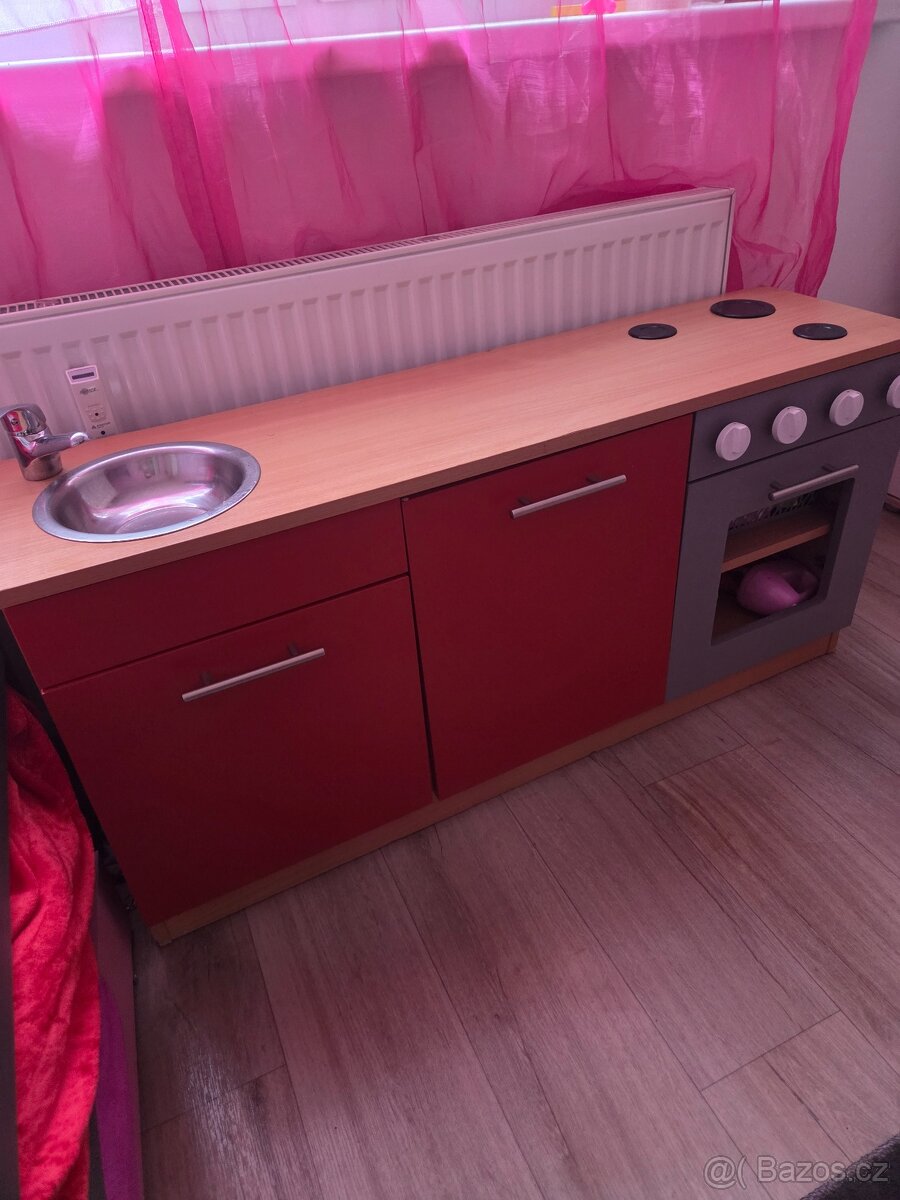 Dřevěná dětská kuchyňka