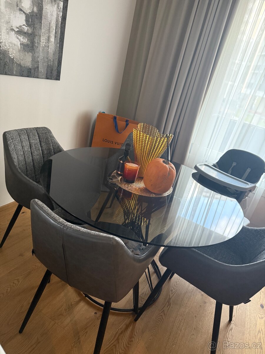 Prodám skleněný stůl + 4 židle jako sadu