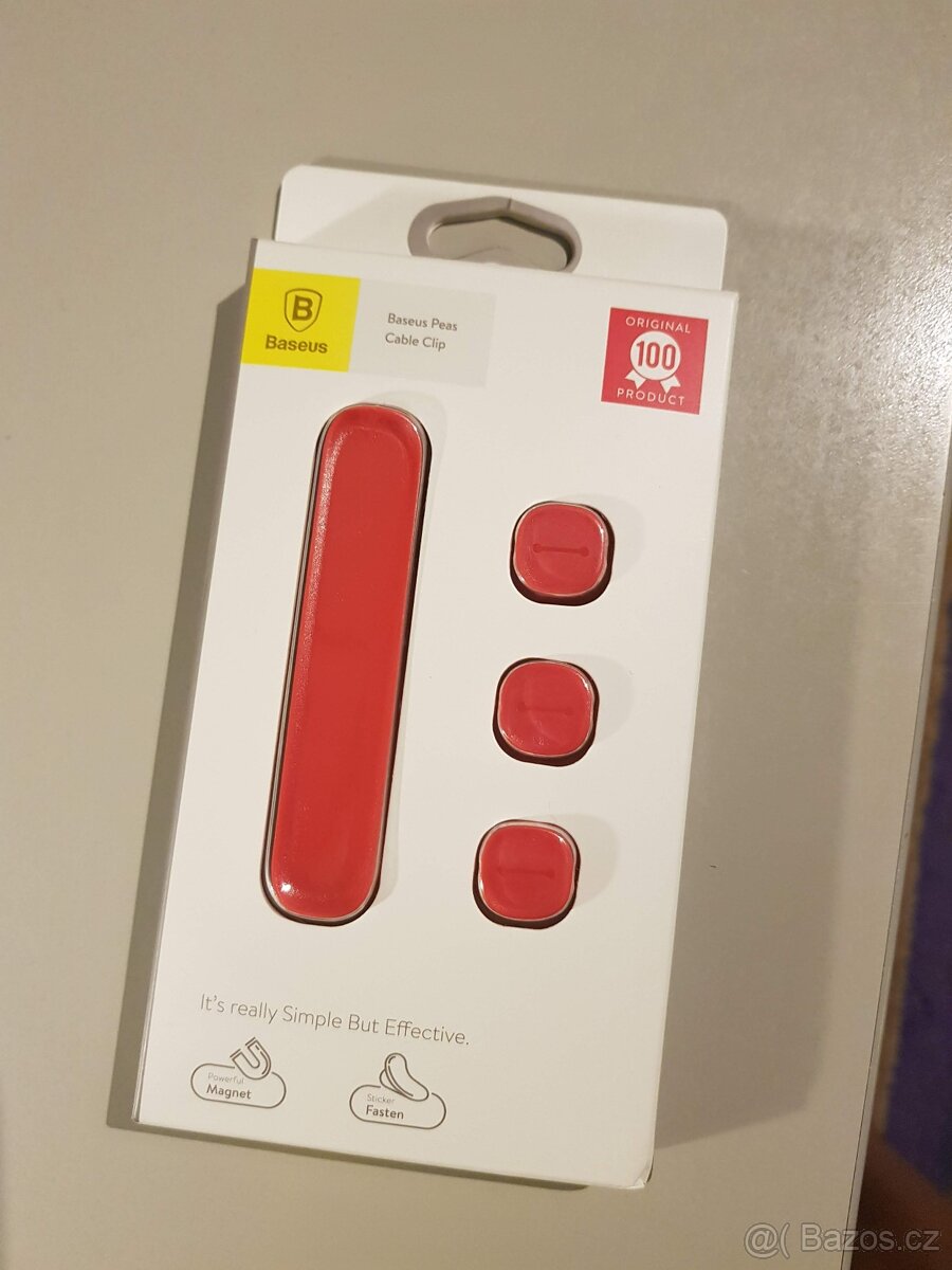 držáky na kabely u stolu