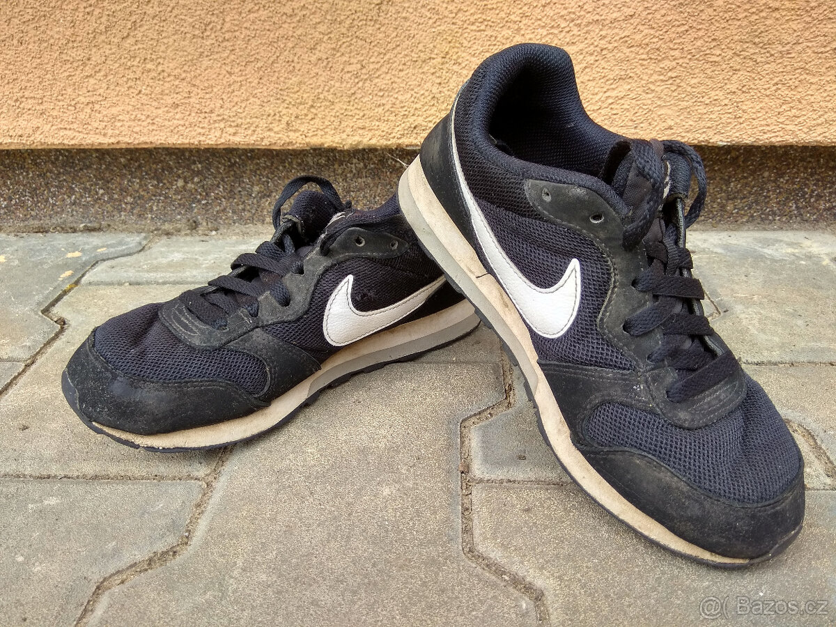 Chlapecké boty NIKE MD RUNNER 2 vel. 36 - černé