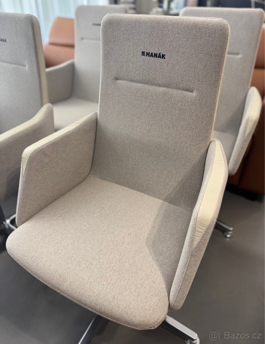 Čalouněné látkové křeslo