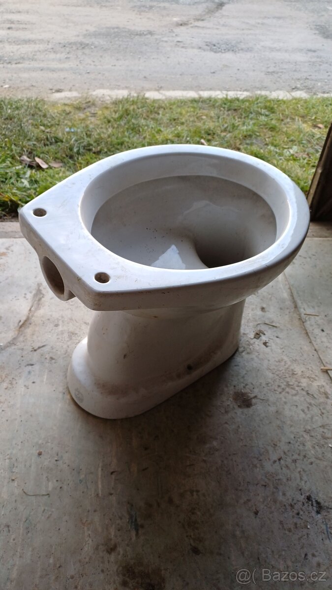 WC mísa - 2x, umývadlo - 2x, sloup k umývadlu - nepoužité