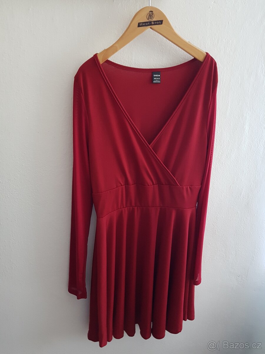 Červené šaty s dlouhým rukávem