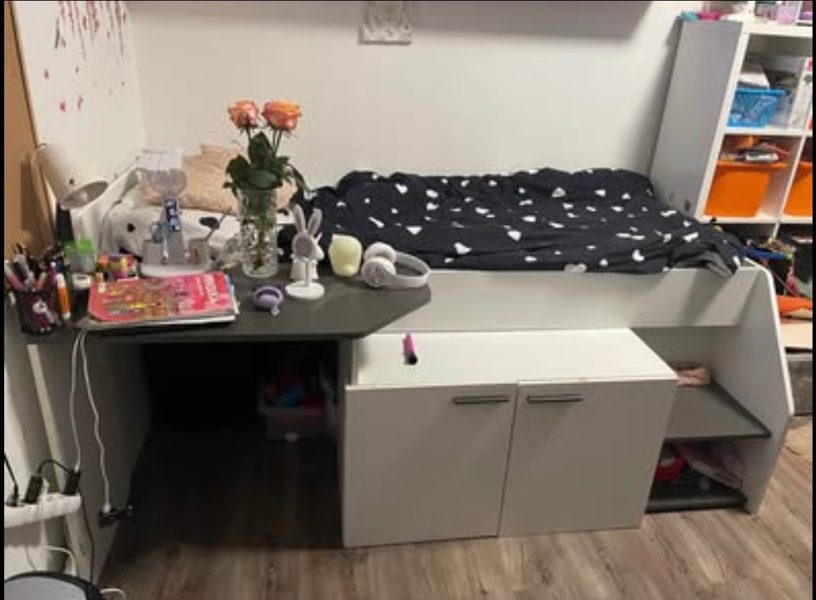 Dětská postel s psacím stolem a matraci