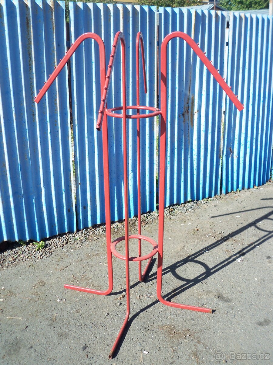 Stojan-věšák na ramínka