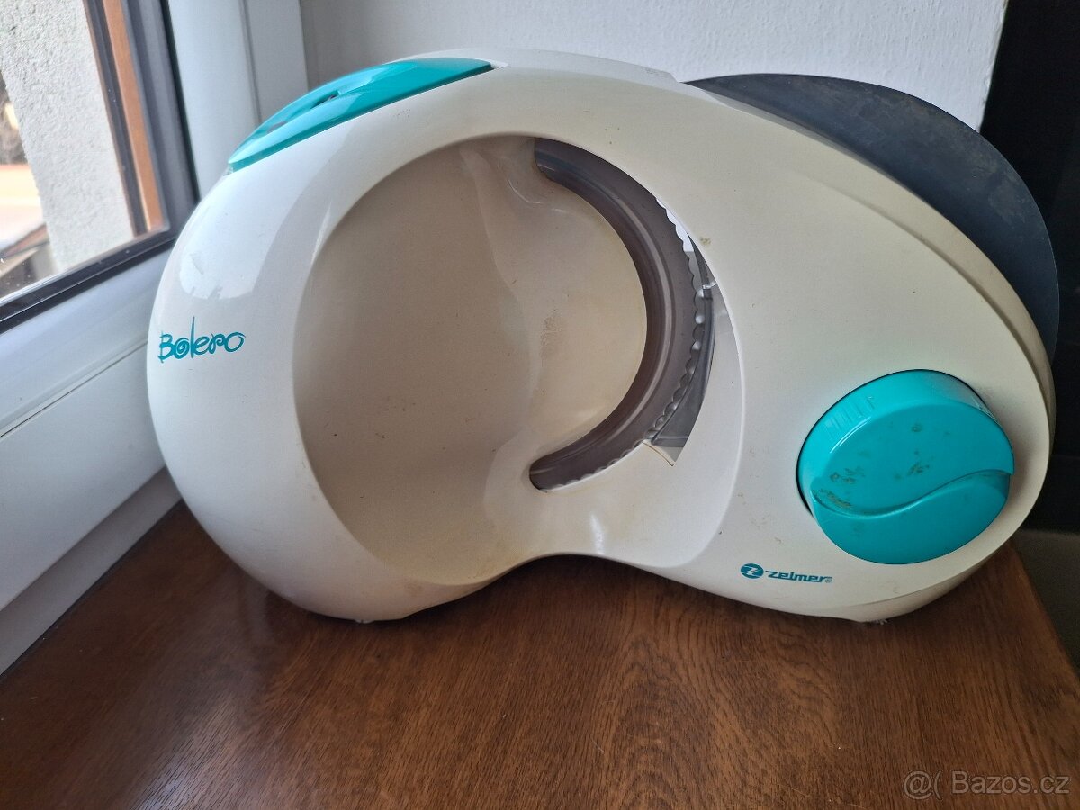 Elektrický kráječ na vše-dědictví.