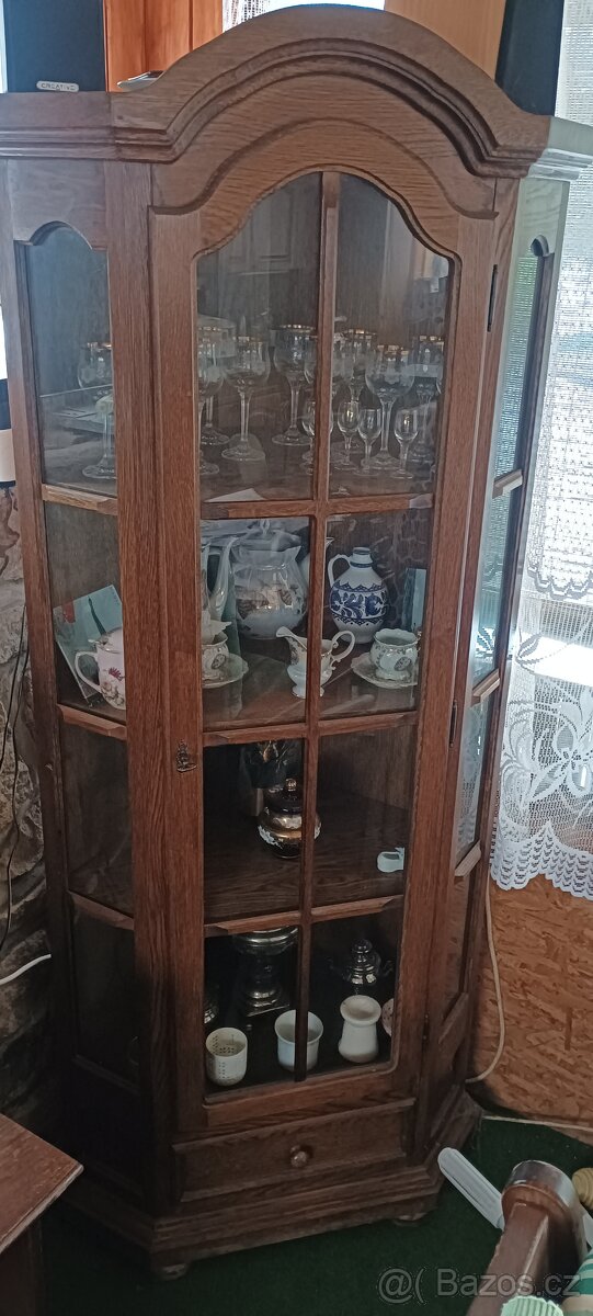 prosklená skřín a komoda