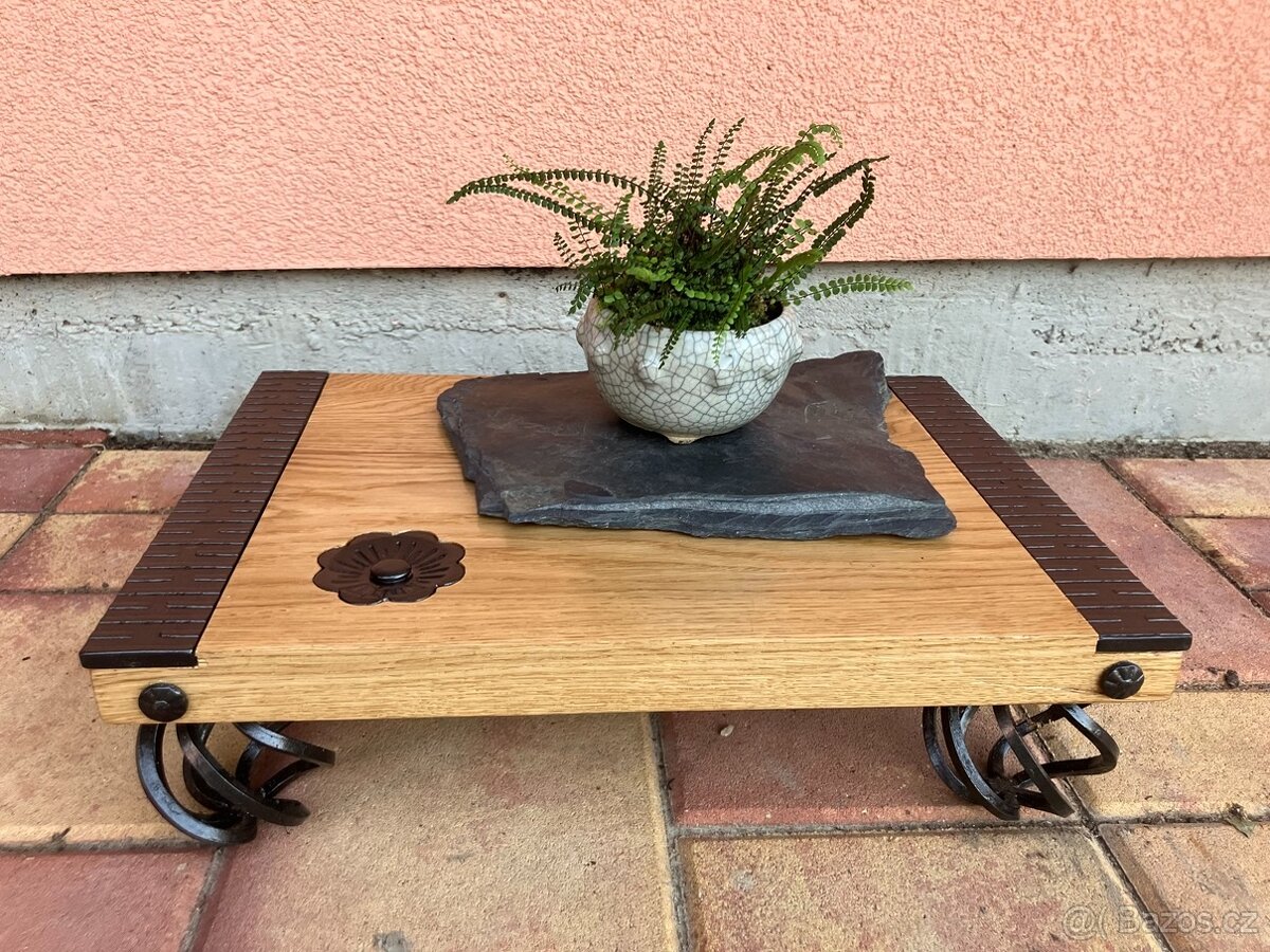 Výstavní stolek, suiseki, bonsai, umělecké předměty