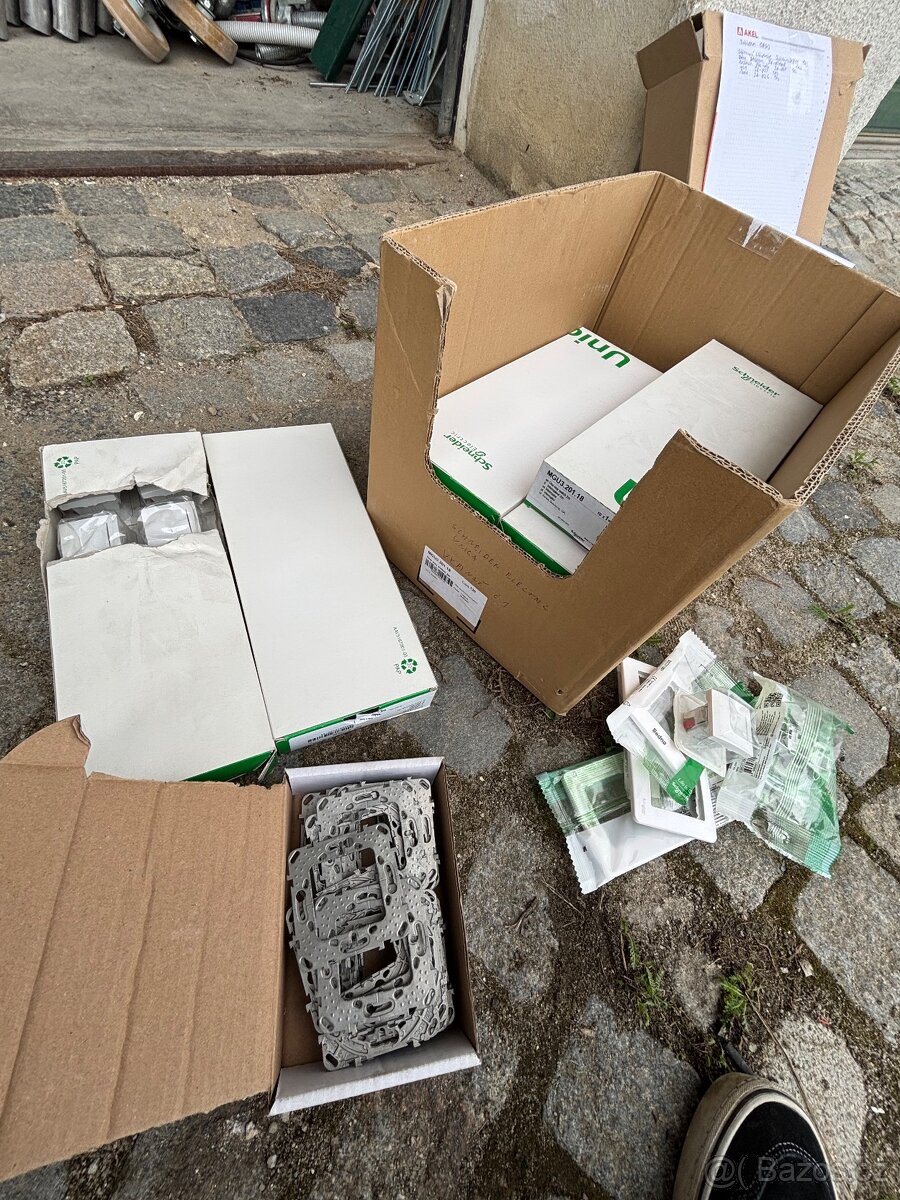 Schneider unica vypínače a tlačítka