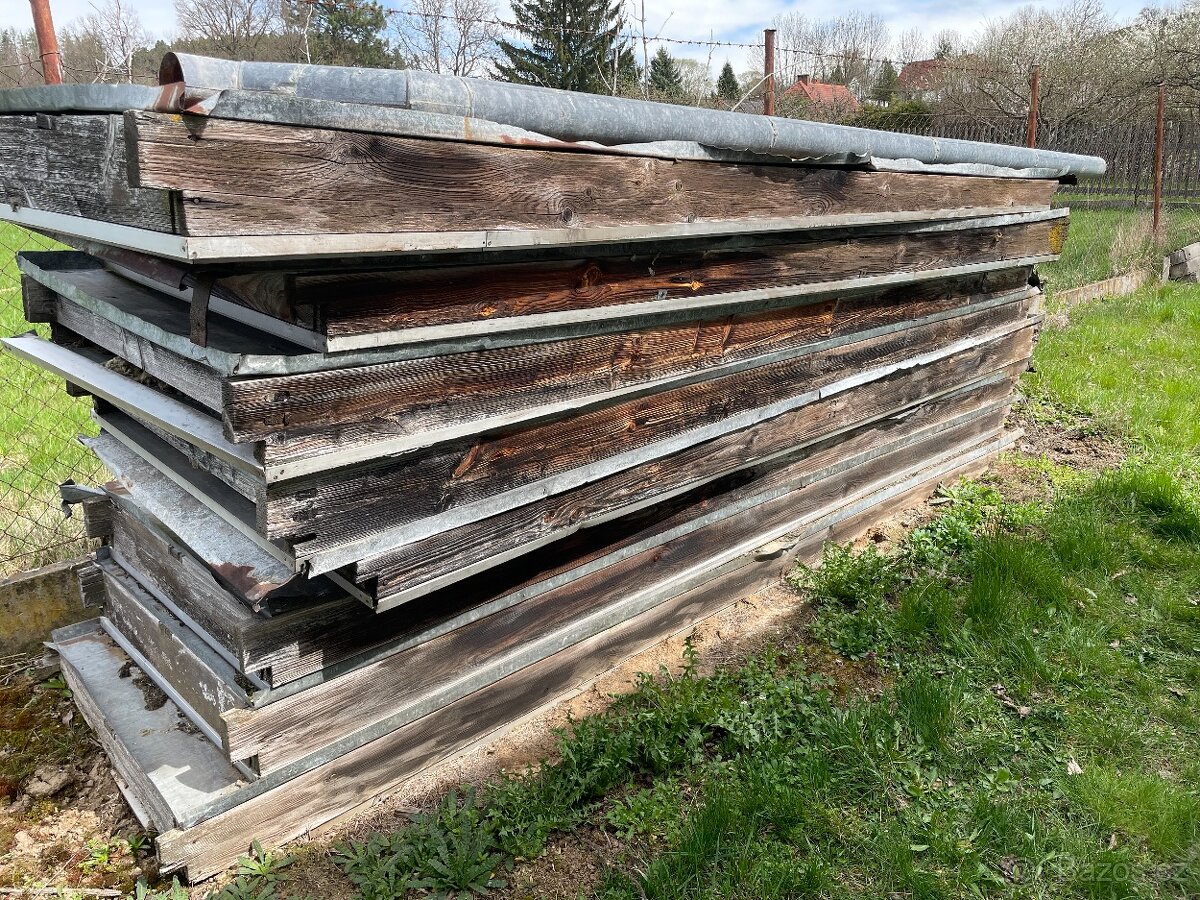 Střešní panely o rozměrech 0.9 x 3.5 m 8 ks.