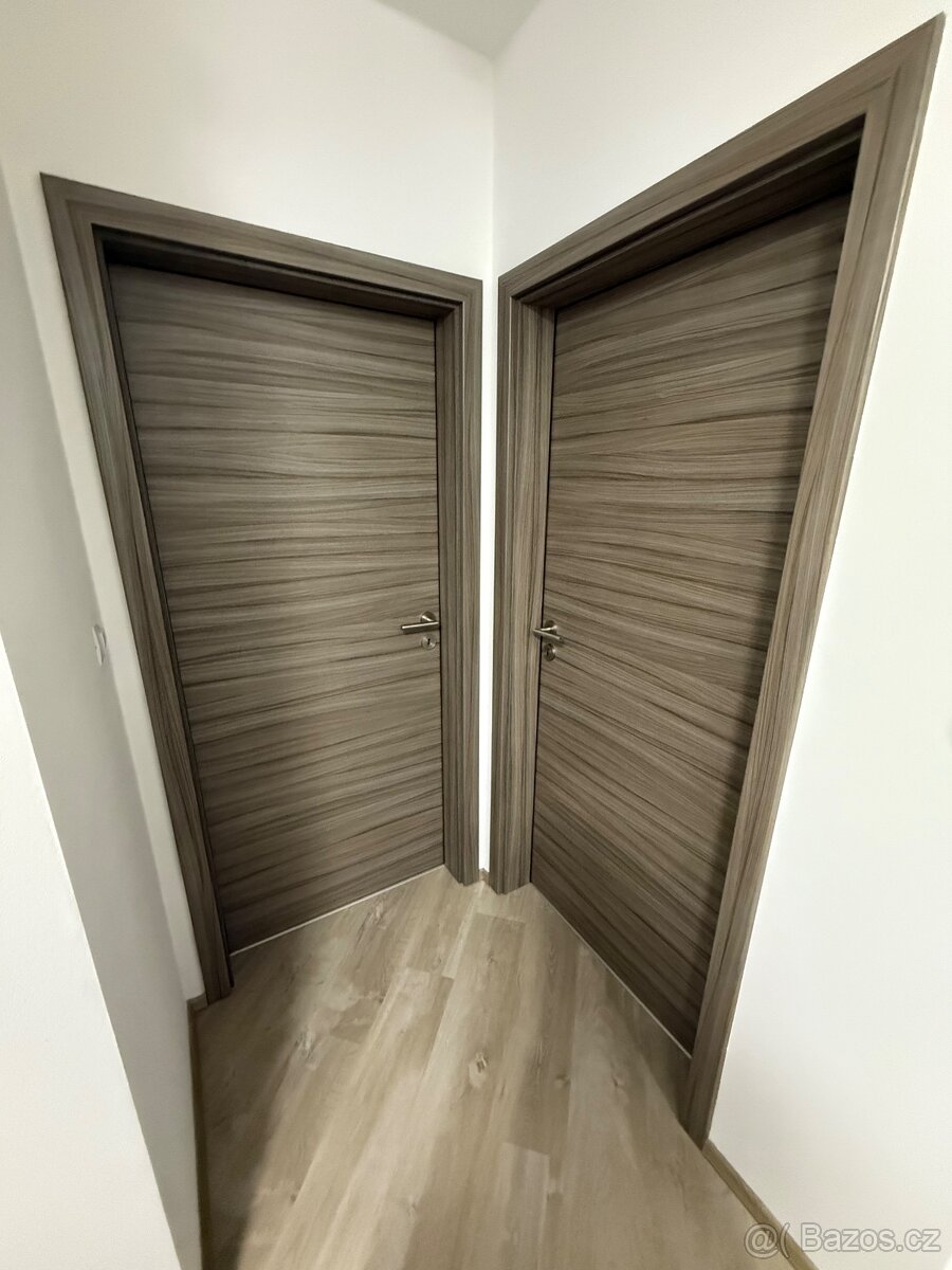 Vnitřní dveře palisandr, s kováním