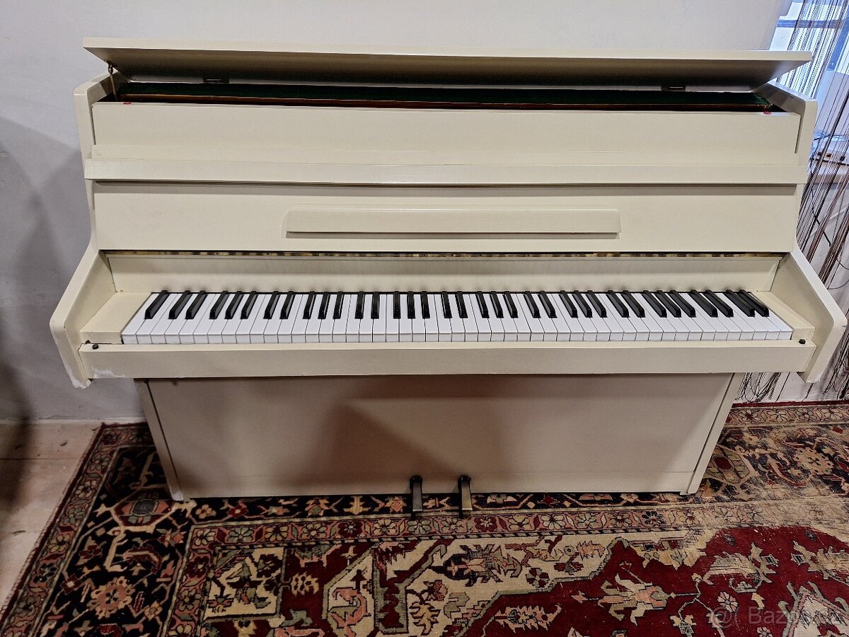 Bily klavír piano