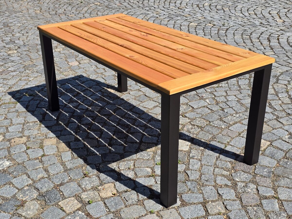 Modřínový zahradní stůl
