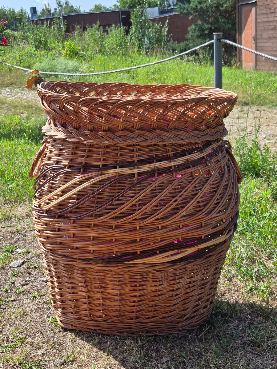 Proutěný velký koš