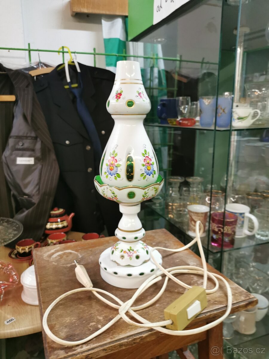 Starožitná skleněná lampa. Stínidlo.