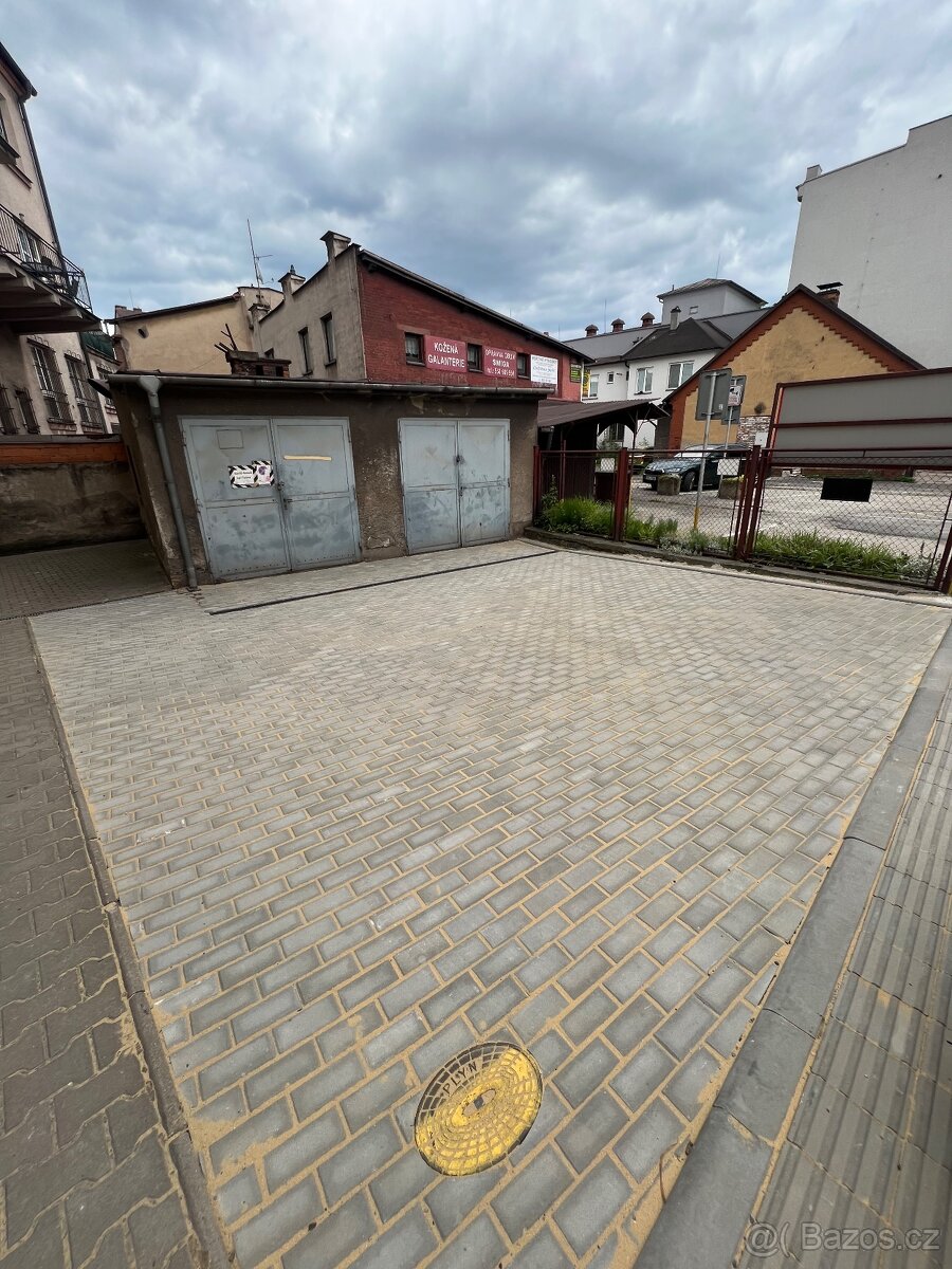 Poptáváme 2 pomocné dělníky na stavbu .