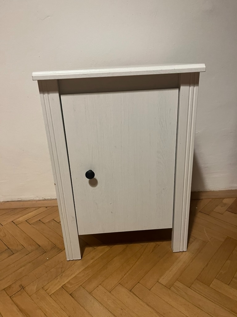 Bílý noční stolek / malá komoda