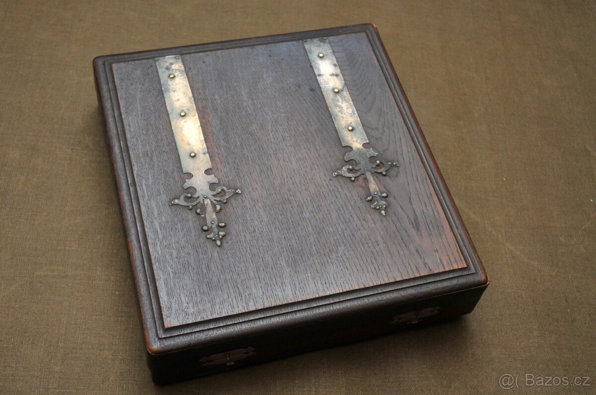 Starožitná dřevěná etuje asi od příborů