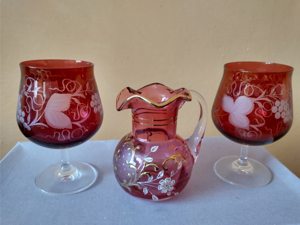 Broušené skleničky a Růžové sklo