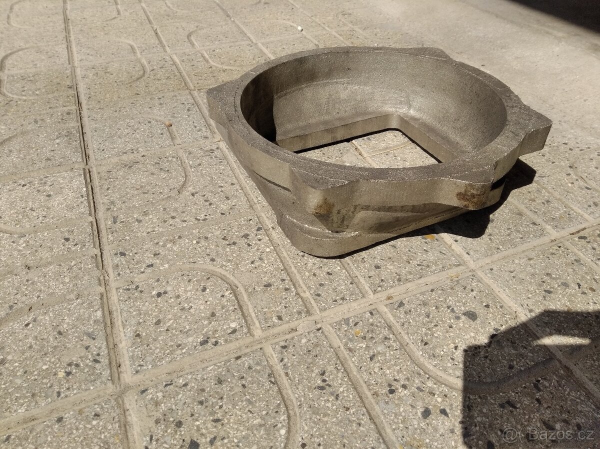 Příruba na převodovku motor