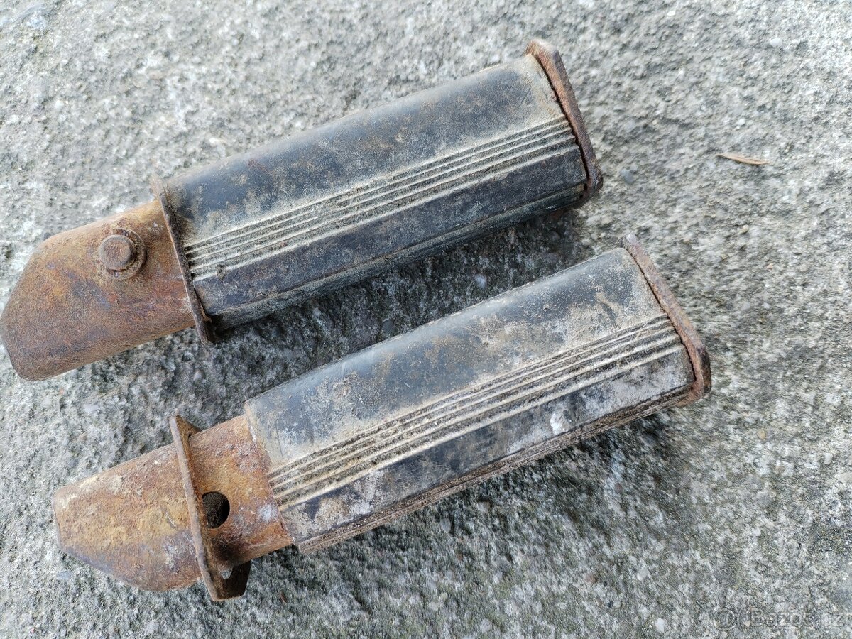 Zadní stupačky Jawa 23 Mustang