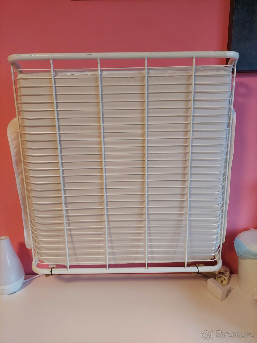 Přebalovací pult na zeď