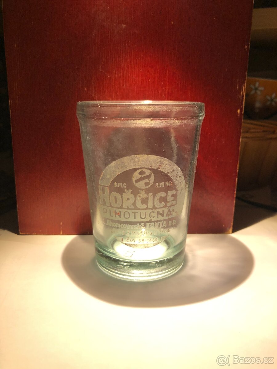 Stará sklenice hořčice a lžička Jednota, reklamní