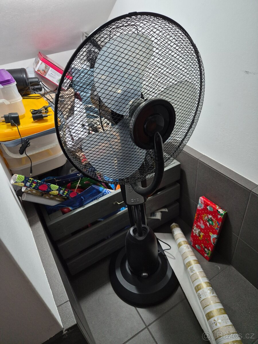 El. větrák s mlhovačem (efekt chlazení)