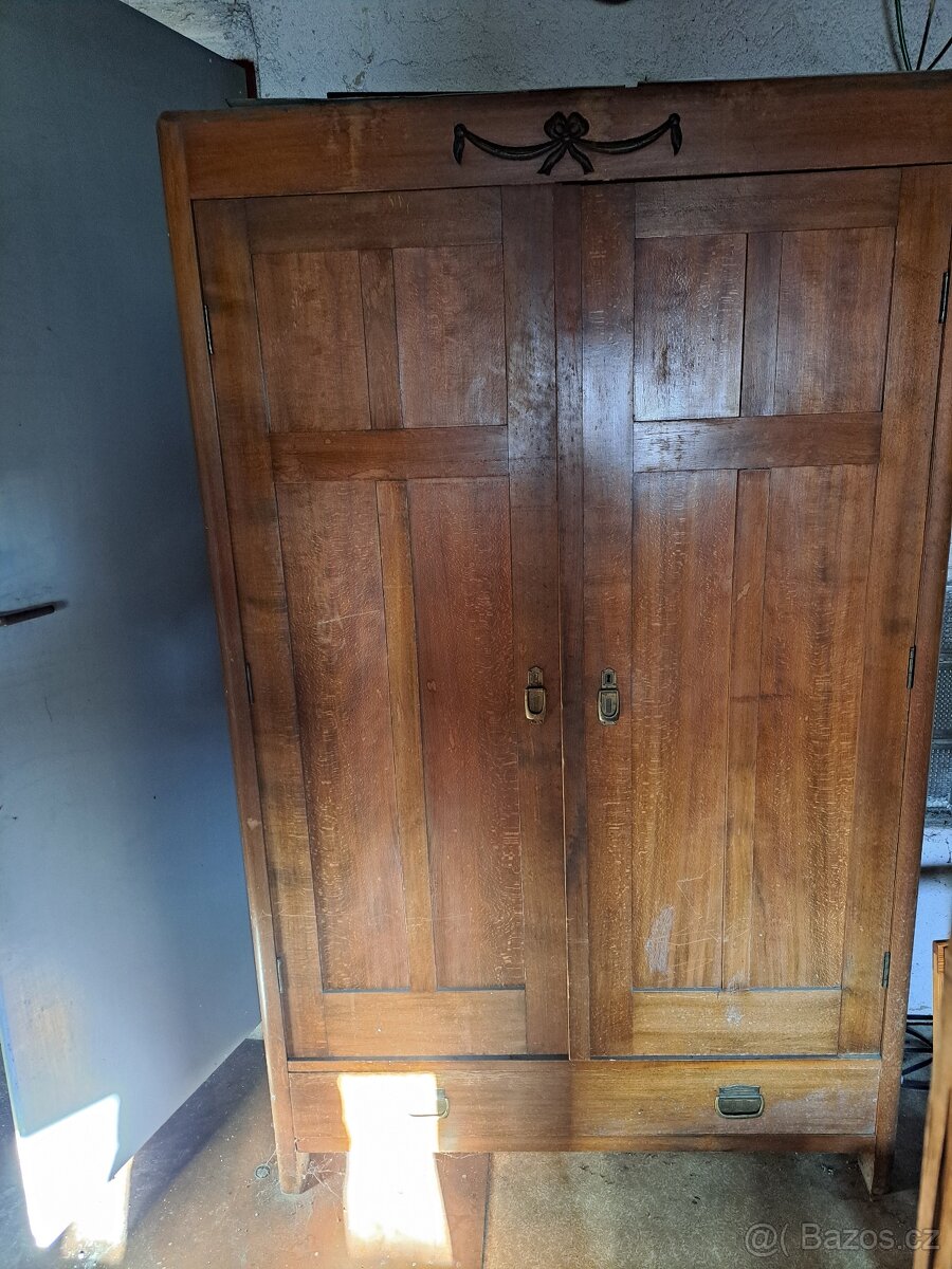 Starožitná skříň