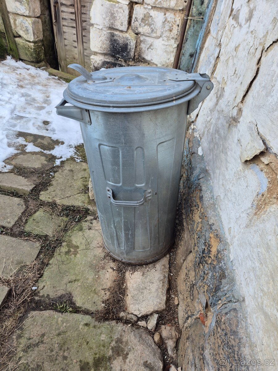 Plechová popelnice