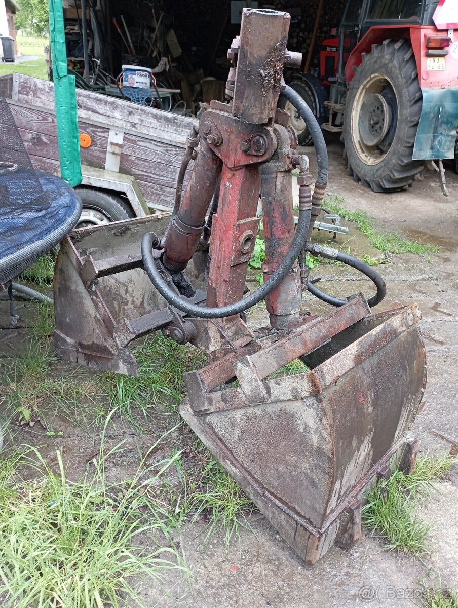 Drapák z traktorbagru Bělorus