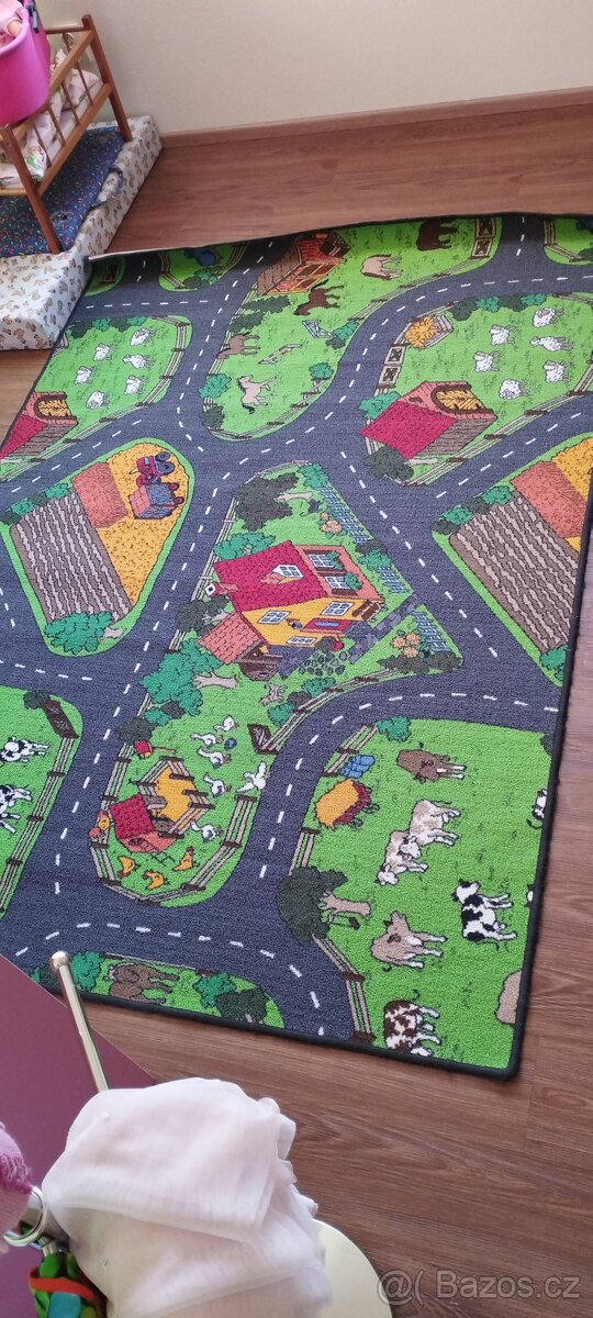 kusový koberec se zvířaty a silnicí