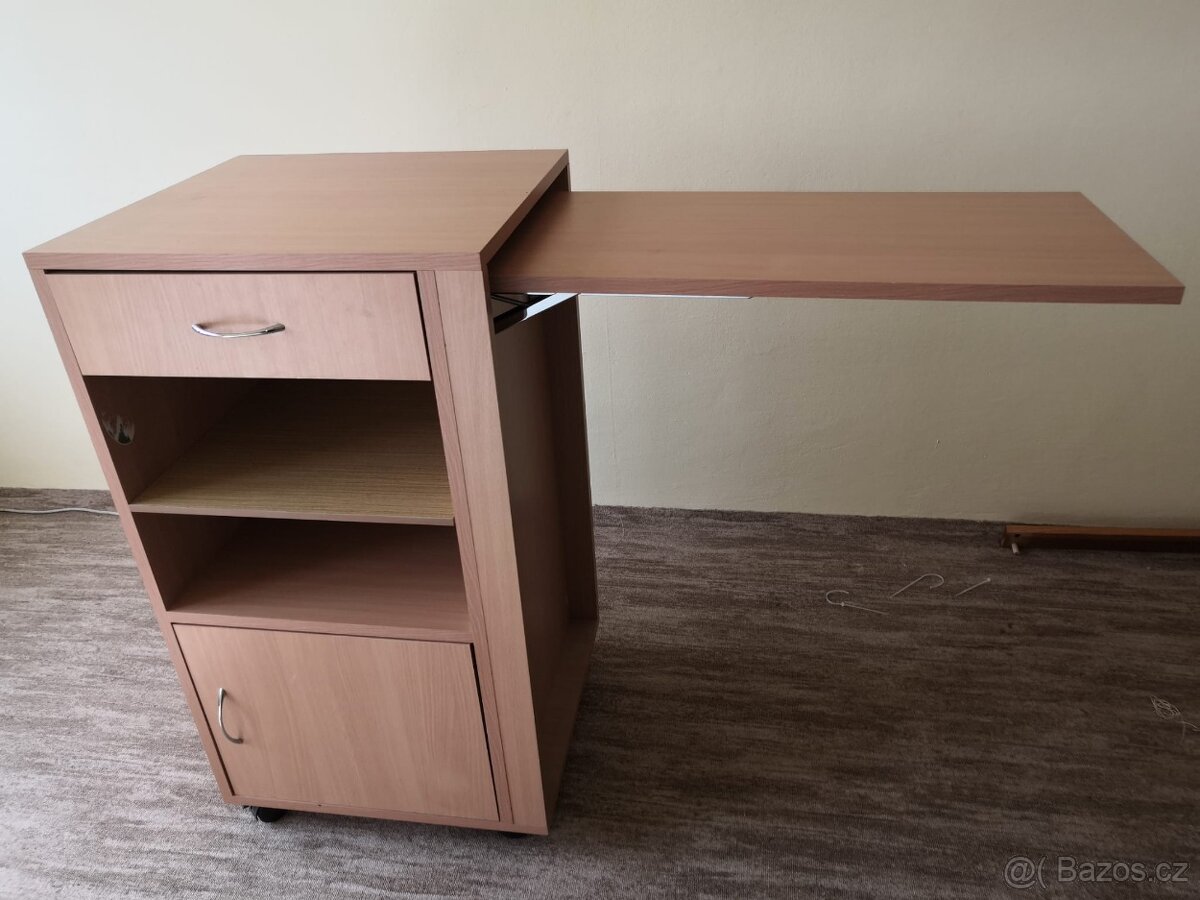 Noční stolek s výklopnou deskou