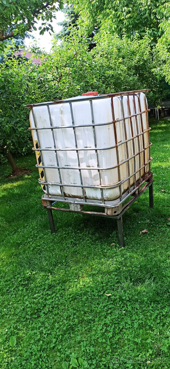 Nádrž na vodu (IBC Barel 1000L) s podstavcem pro snadné nalé