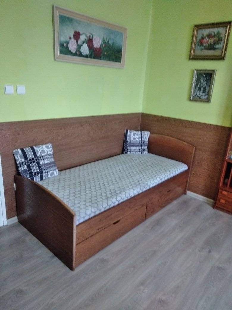 Postel se šuplíky