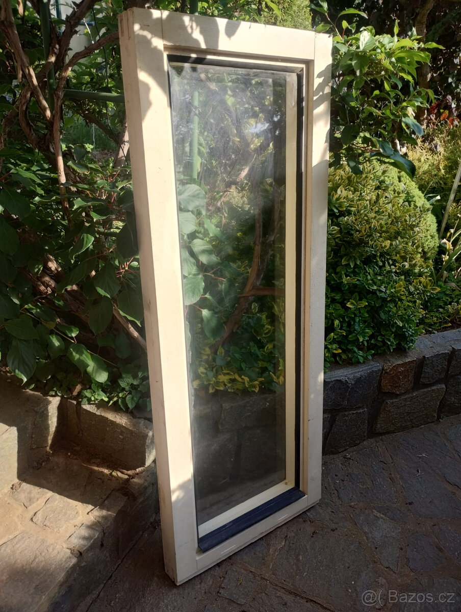 Dřevěná natřená zdvojená okna 150 x 60 cm